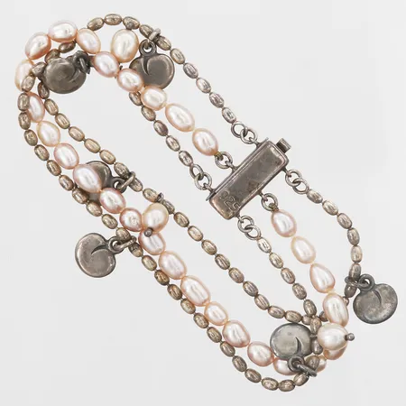 Armband "Vanamo" Kirsti Doukas för Kalevala Koru, treradigt med odlade pärlor, längd 18cm, bredd 17mm, rosa ton på pärlor, silver 925/1000 Vikt: 19,6 g
