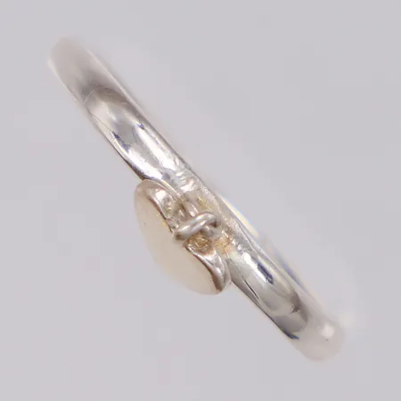 Ring med hjärta stl:16¾, bredd 2,2mm, 925/1000 silver Vikt: 1,5 g
