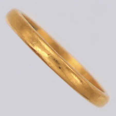 Ring slät stl:16, bredd 2,3mm, skev, gravyr, 23K  Vikt: 2,6 g