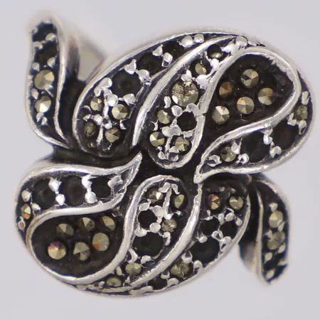 Ring med markasiter stl:17¾, bredd 19mm, stenar saknas, silver  Vikt: 6,7 g