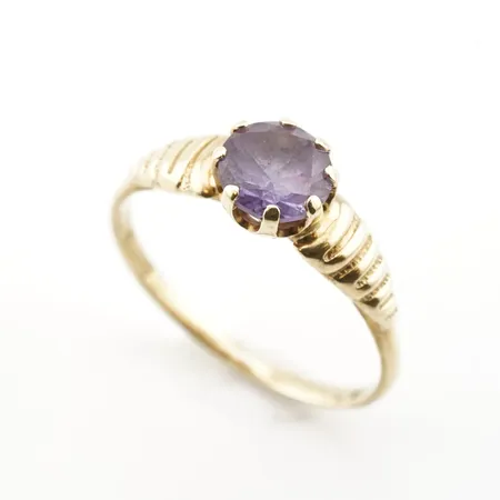 Ring m lila sten, stl 16½(51), bredd 6mm, 14k Vikt: 1,4 g