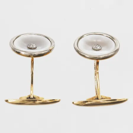 Manschettknappar med diamanter 2xca0,03ct och pärlemor, Ø14mm, tvåfärgade, CG Hallberg år 1933, 18K  Vikt: 7,4 g