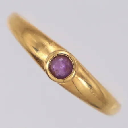 Ring med lila sten stl:19, bredd 4,5mm, Guldfynd, 18K  Vikt: 1,5 g