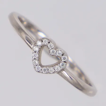 Ring med vita stenar Guldfynd stl:17¾, bredd 5,9m, 925/1000 silver Vikt: 1,6 g