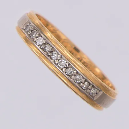 Ring diamanter 10 x ca0,01ct stl:16¾ gul/vitguld, gravyr, 18K Vikt: 3,5 g