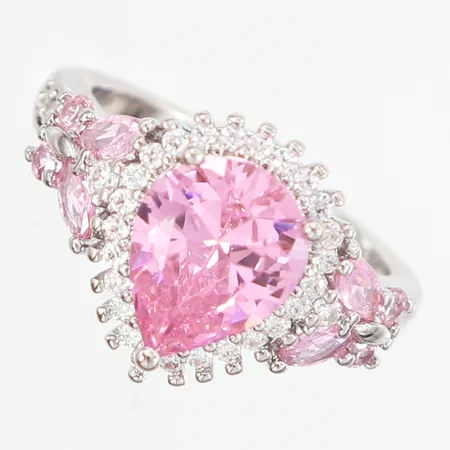 Ring med rosa och vita stenar stl:16½, bredd framtill 13mm, silver 925/1000 Vikt: 4 g