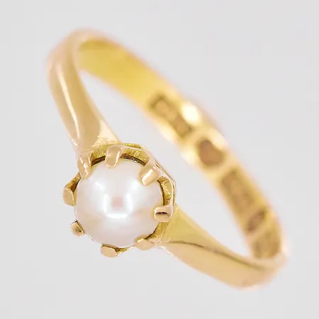 Ring med pärla Ø5mm stl:16¾, bredd 2-6mm, 18K. Vikt: 2,7 g