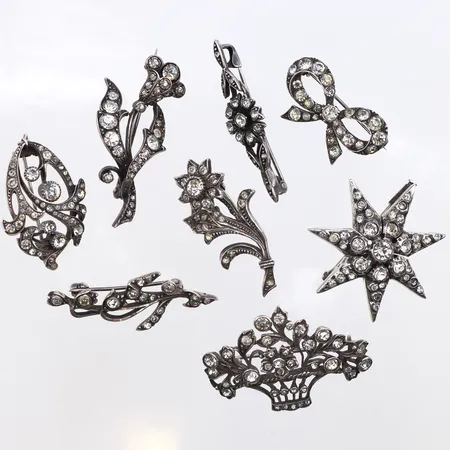 Åtta broscher med strasstenar, 830/1000 silver Vikt: 50,7 g
