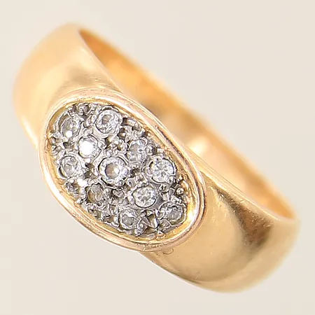 Ring med vita stenar stl:18 bredd 3,7-8,3mm 18K Vikt: 7,2 g