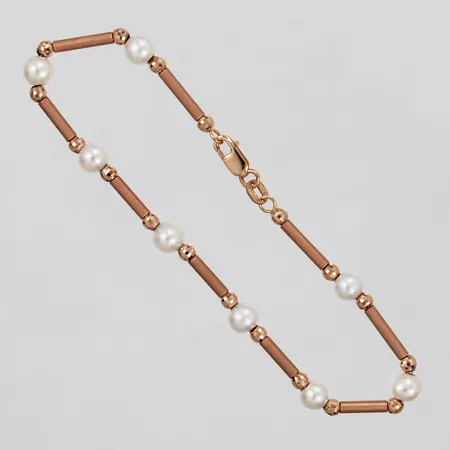 Armband med odlade pärlor GHA Ø: ca 5-5,3mm längd: ca 18,5 cm bredd: ca 2mm 18K Vikt: 5,2 g