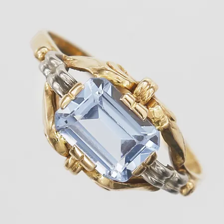 Ring med ljusblå sten stl:18¼, bredd 1,5-10,5mm, Ceson Guldvaru Ab, Göteborg, 18K Vikt: 2,9 g