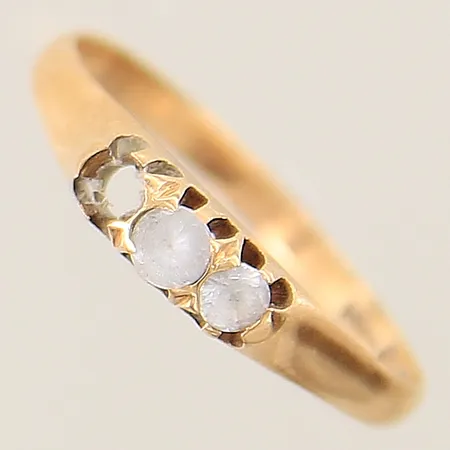 Ring med vita stenar, defekt 18K Vikt: 1,8 g