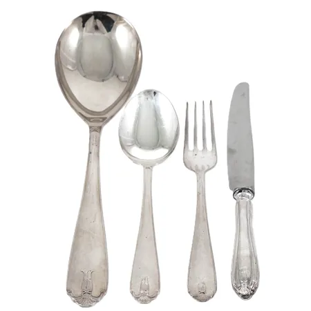 Bestick Vasa: 1 serveringssked 217mm, 6 dessertskedar 151mm, 6 dessertgafflar 148mm, 6 smörgåsknivar med rostfria blad. Bruttovikt: 631g. (skedar & gafflar 405g, delar med rostfria blad 226g.) silver 830/1000.