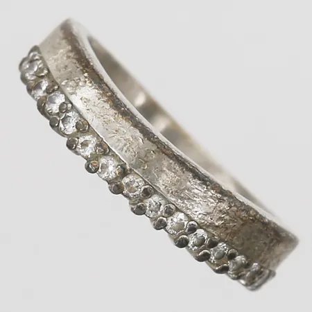 Ring med stenar stl:16¾, bredd 4-5mm, silver 925/1000 Vikt: 4,6 g