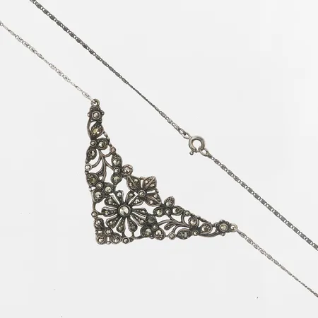 Collier med markasiter, längd på kedja 43cm, höjd på hänge 28mm, silver 830/1000 Vikt: 7 g