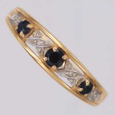 Ring med diamanter ca 2 x 0,005ct samt safirer, Guldfynd, stl 18, bredd 4,8mm, bucklig,  18K Vikt: 1,5 g