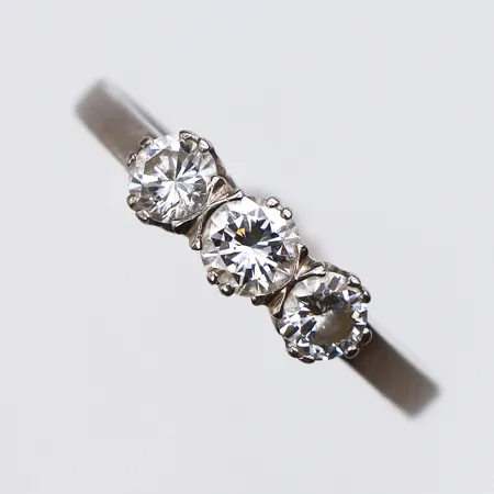Ring med diamanter 3 x ca. 0,20ct, varav är möjligen syntetisk, Stl:17¾, bredd: 1,8-4,5mm, Örns Juvelatelje Göteborg, vitguld, 18K Vikt: 2,7 g