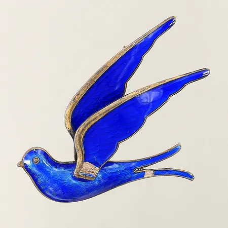 Brosch med dekor i blå emalj Bernard Meldahl Norge mått 60x42mm förgylld, emalj med smärre skador, sterling silver 925/1000 Vikt: 14,2 g