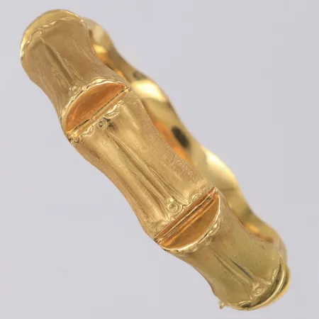 Stelt armband Ø60mm, innermått ca 18,5cm, bredd 15mm, säkerhetskedja, 18K  Vikt: 43,3 g