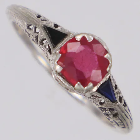 Ring med syntetisk rubin stl:16¾, bredd 7mm, vitguld, nagg på sten, 18K  Vikt: 2,1 g