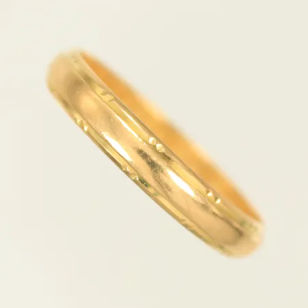 Ring med mönster stl 20¾, bredd 4mm, gravyr, sliten, 18K, 4,1g Vikt: 4,1 g