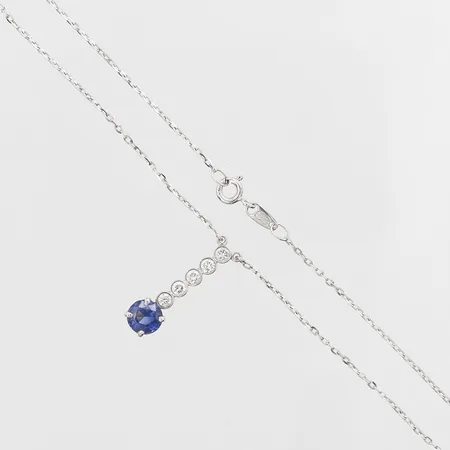 Collier med diamanter 5 x ca 0,06ct samt syntetisk safir ca 1,35ct, , längd 43cm, bredd 1mm, hängets mått 23x6,5mm, UnoAerre, 18K  vitguld Vikt: 4 g