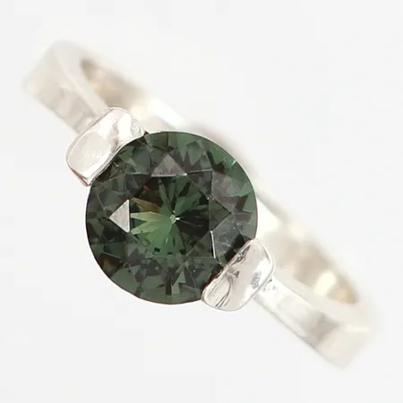 Ring med grön sten stl:17½ bredd ca 8mm framtill, silver 925/1000 Vikt: 4 g