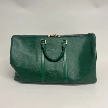 Väska Louis Vuitton Keepall 50, datumkod ??8909, grönt Epi-läder, mått ca 50x25x29cm, Made in France, adresstag, kraftigt slitage på gulmetall och läder, nötta hörn, inga övriga tillbehör. Skickas med postpaket.