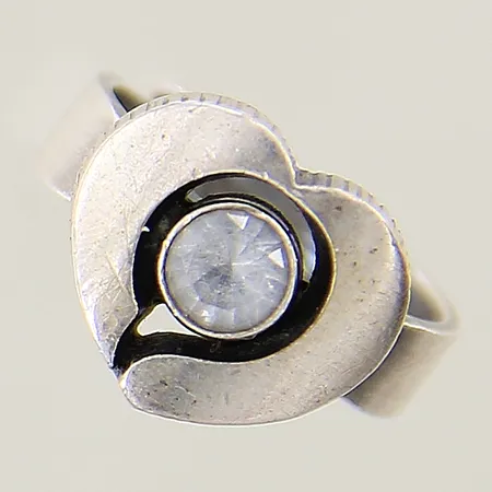 Ring med bergkristall Karl Laine Finnfeelings Finland stl 16 bredd 5-12mm justerbar storlek silver 925/1000 Vikt: 4,5 g