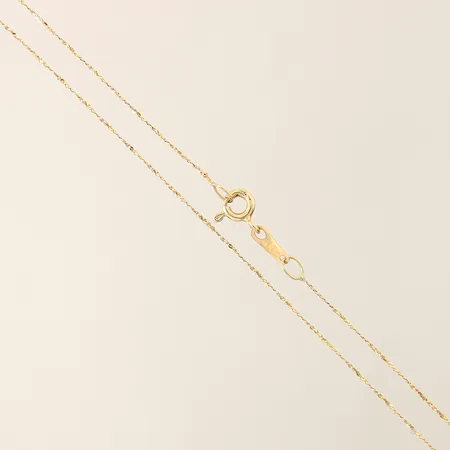 Kedja längd 42,5cm bredd 0,4mm, smärre ojämnheter 18K Vikt: 1,1 g