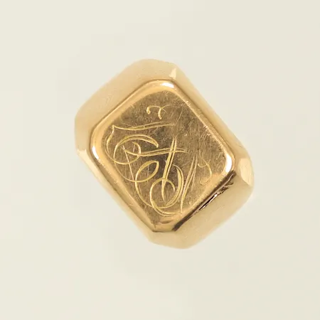 Klackring med mönster stl 15¾, bredd 6-13mm, gravyr, skada på sidan, 18K, 7,7g Vikt: 7,7 g