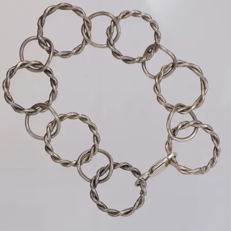 Armband längd 22,5cm, bredd 24mm, ostämplat silver Vikt: 27,9 g