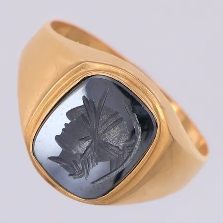 Klackring hematit intarsia stl:19¾, gravyr, 18K Vikt: 3,9 g