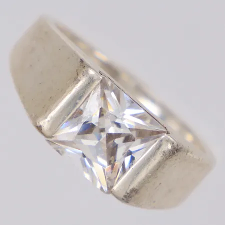 Klackring med fasettslipad vit sten, stl:18¼, bredd 7,6mm, 925/1000 silver Vikt: 5,5 g