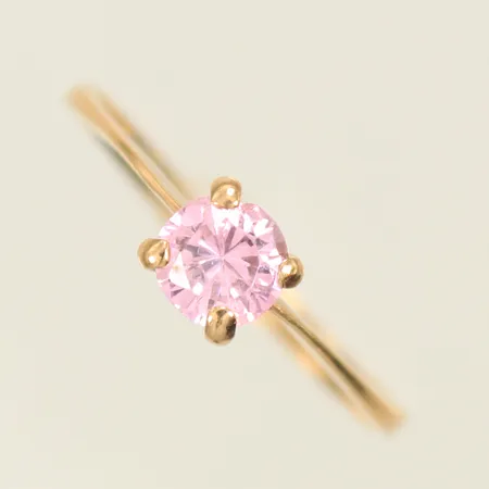 Ring med rosa sten stl 17¾, bredd 2-5mm, 14K, 1,5g Vikt: 1,5 g