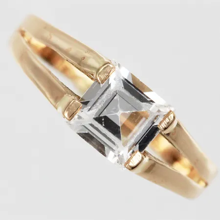 Ring med vit sten stl: ca 18 bredd: ca 2-6mm 18K Vikt: 2,1 g