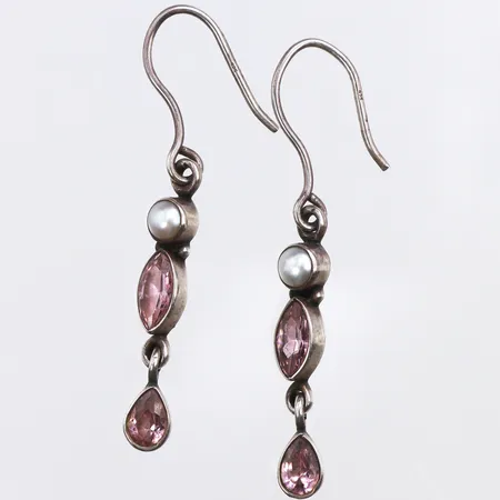 Ett par örhängen med rosa stenar, 50mm, krokar, 925/1000 silver Vikt: 3,6 g