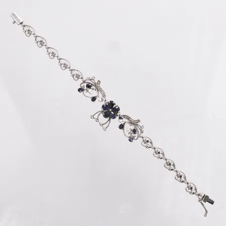 Armband med safirer och diamanter, längd 16cm, bredd 6,3-16,3mm, diamanter 8 x ca 0,02ct, 12 x ca 0,01ct, slitage på flertal diamanter, vitguld, 18K Vikt: 13,2g Vikt: 13,2 g