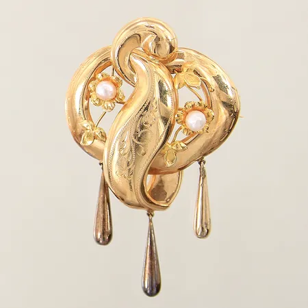 Brosch med dekor samt odlade pärlor 65x38mm 18K  Vikt: 8,1 g