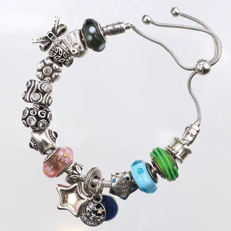 Armband Pandora med 15 berlocker, längd ca 18cm, 925/1000 silver Vikt: 58,7 g