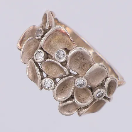 Ring blommor vita stenar stl:17¾, 925/1000 silver Vikt: 6,9 g