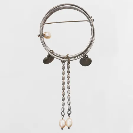 Brosch "Vanamo" Kirsti Doukas för Kalevala Koru med odlade pärlor, längd 94mm, Ø40mm, rosa ton på pärlor, silver 925/1000 Vikt: 12,2 g