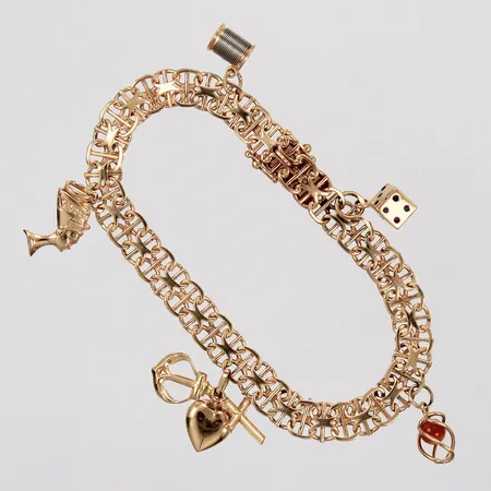 Armband med fem berlocker X-länk med stav längd: ca 18½cm bredd: ca 6mm 18K Vikt: 16 g
