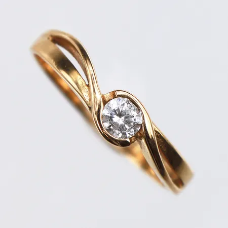 Ring med vit sten Stl:18½, bredd: 2,3-5mm, 18K Vikt: 2,7 g