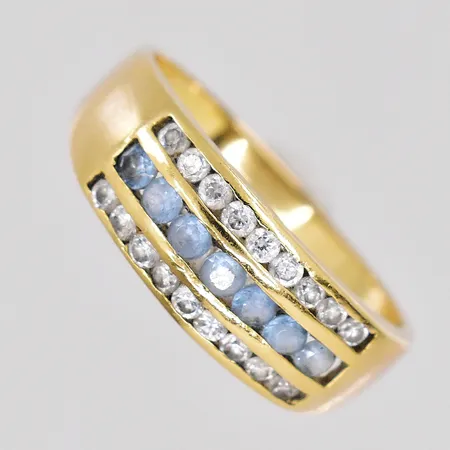 Ring med stenar stl:19½ otydlig stämpel 18K Vikt: 3,7 g