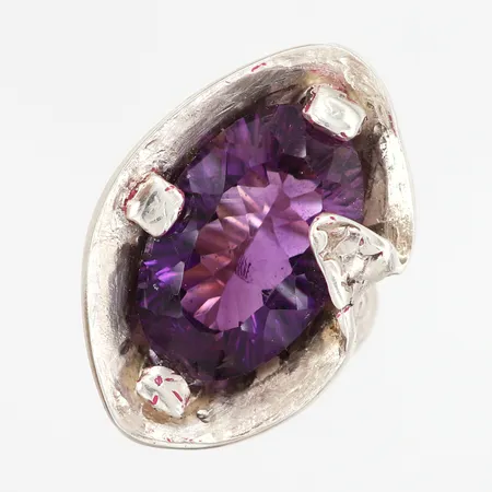 Ring med lila sten stl:18, bredd framtill 33mm, ostämplat silver Vikt: 26 g