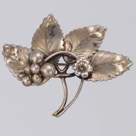 1 Brosch med dekor i relief, längd ca 40mm, bredd 50mm, Pinco Förening U P A Stockholm år 1956, 830/1000 silver Vikt: 6,5 g