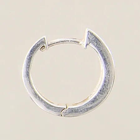 Udda örhänge med vita stenar Ø16mm bredd 4,8mm, silver 925/1000 Vikt: 2 g