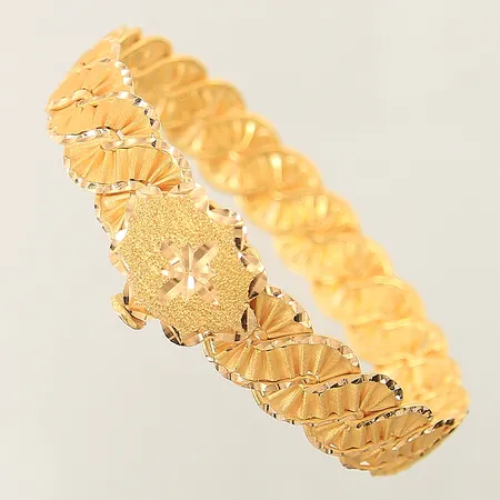 Stelt armband med mönstrad dekor Ø6,4cm bredd 12,3mm, skev 22K Vikt: 31,3 g
