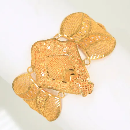 Armring med genombruten dekor, Ø ca 17cm, bredd 4cm, skev/defekt, 21K 20,3g Vikt: 20,3 g